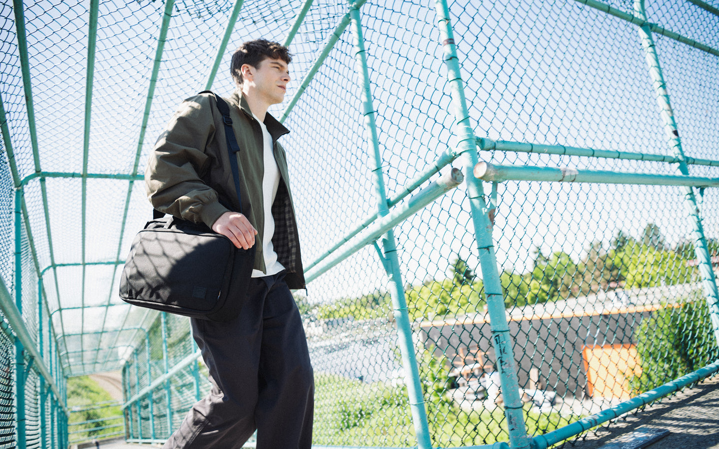 herschel-supply-gibson-messenger-tech-cordura-16-laptop-messenger-bag-with-bluet image 2