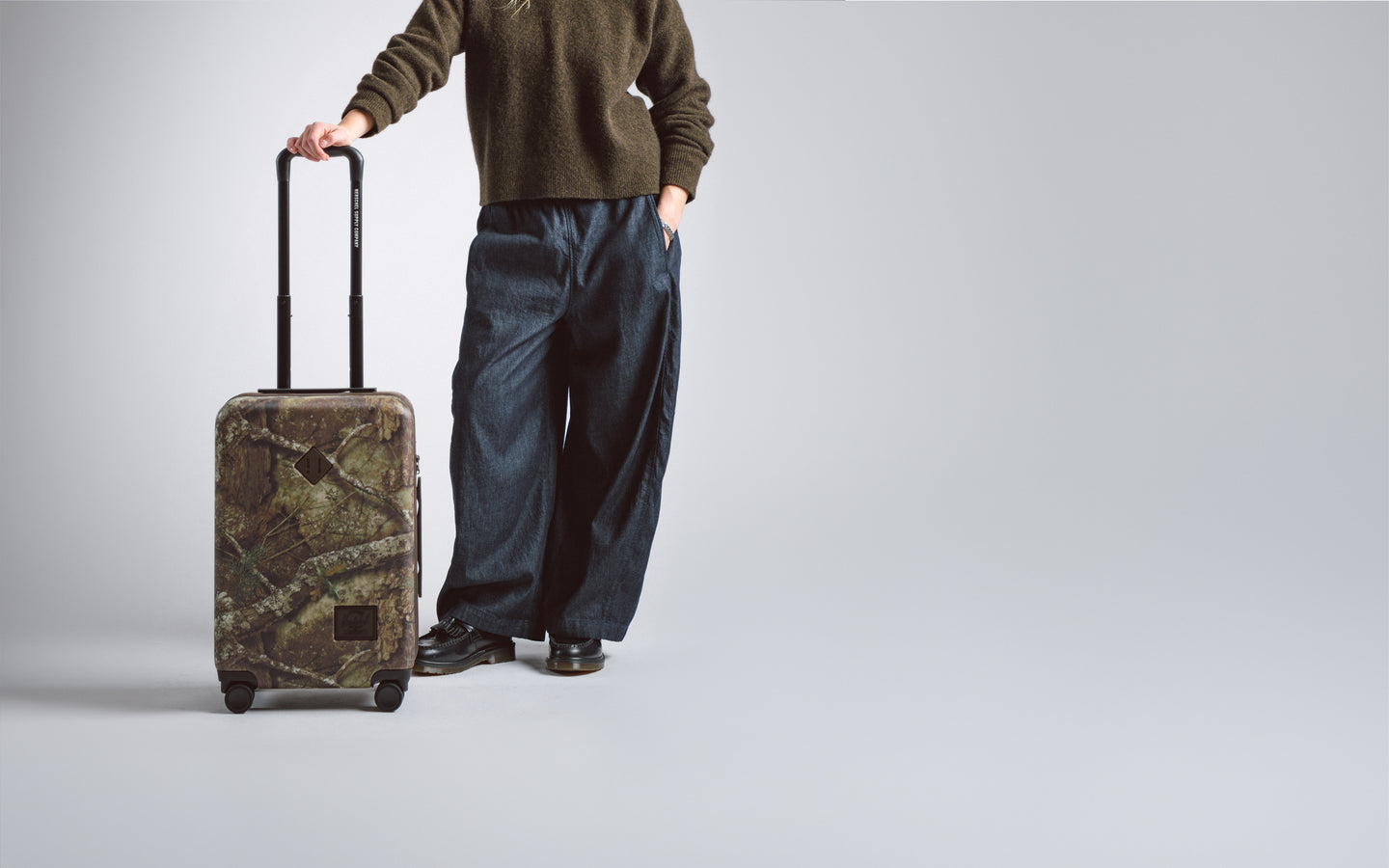 herschel-supply-heritage-large-co-luggage-with-realtree-apx-camo-carry-on-suitca image 3